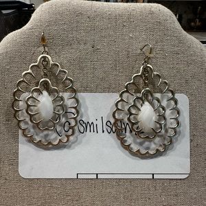 RARE KENDRA SCOTT - Gold and White ZOLA Chandelier earrings